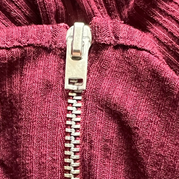 Small burgundy midi dress with short zipper on the front. Body hugging dress. - Picture 2 of 4